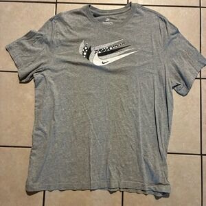 Nike Men's 2XL Gray Short Sleeve Graphic T-Shirt